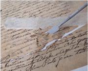 Imagem de documento sendo restaurado.