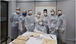 Imagem de pessoas participando de uma exposição.