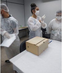 Imagem de pessoas participando de uma exposição.