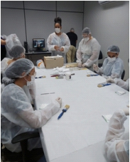 Imagem de pessoas participando de uma exposição.