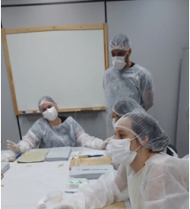 Imagem de pessoas participando de uma exposição.