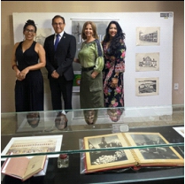 Imagem de pessoas participando de uma exposição.