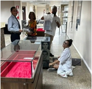 Imagem de pessoas participando de uma exposição.